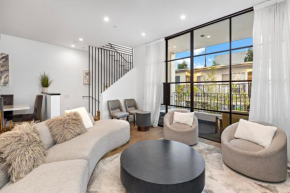 4BR Townhouse with Free Parking & Fast WiFi